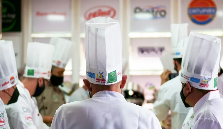 Chefs con gorro en una competencia culinaria
